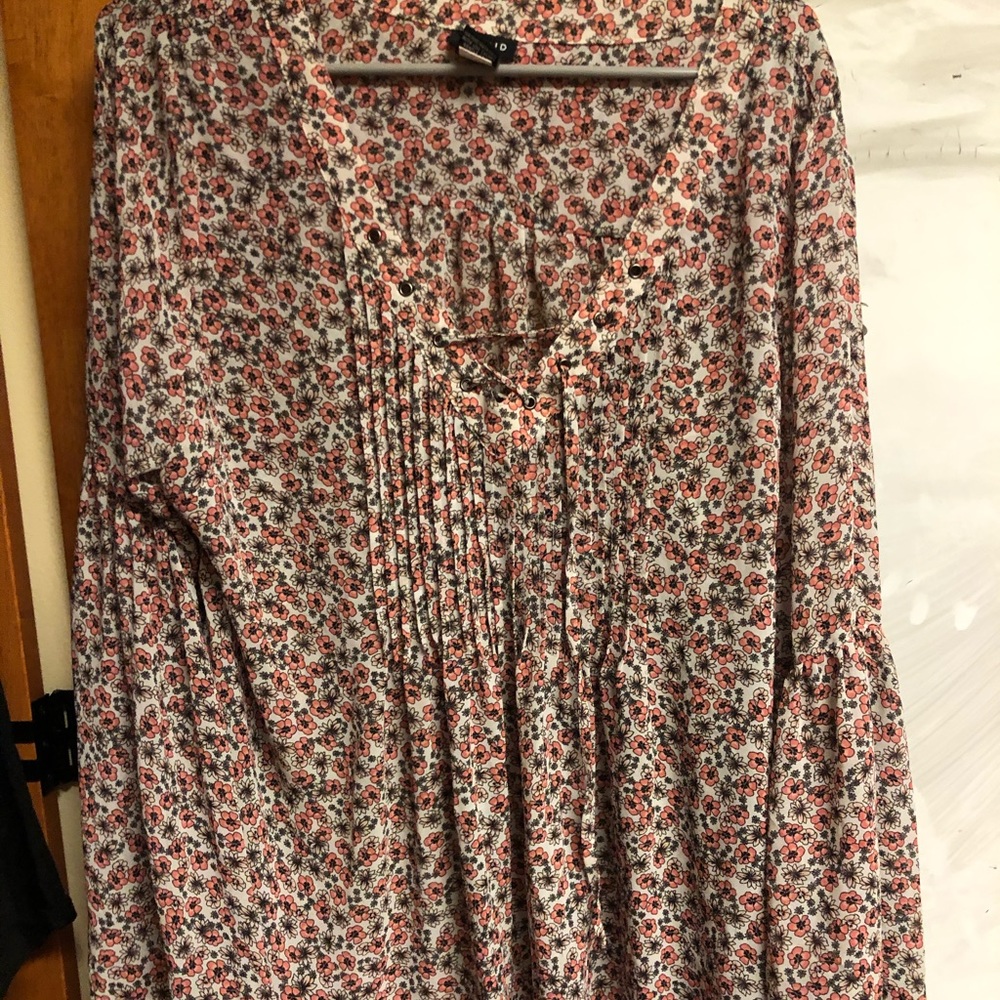 Flower top with bell sleeves